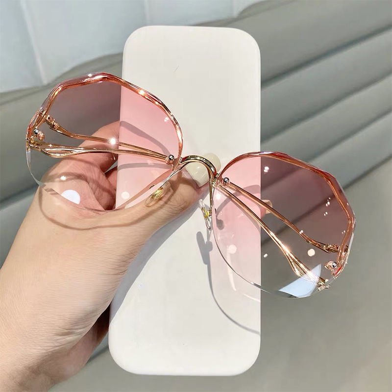 2022 Fashion Tea Gradient Sunglasses Women Ocean Water Cut Trimmed Lens Metal Curved Temples Sun Glasses Female UV400 4 2022 Fashion Tea Gradient Sunglasses Women Ocean Water Cut Trimmed Lens Metal Curved Temples Sun Glasses Female UV400 4